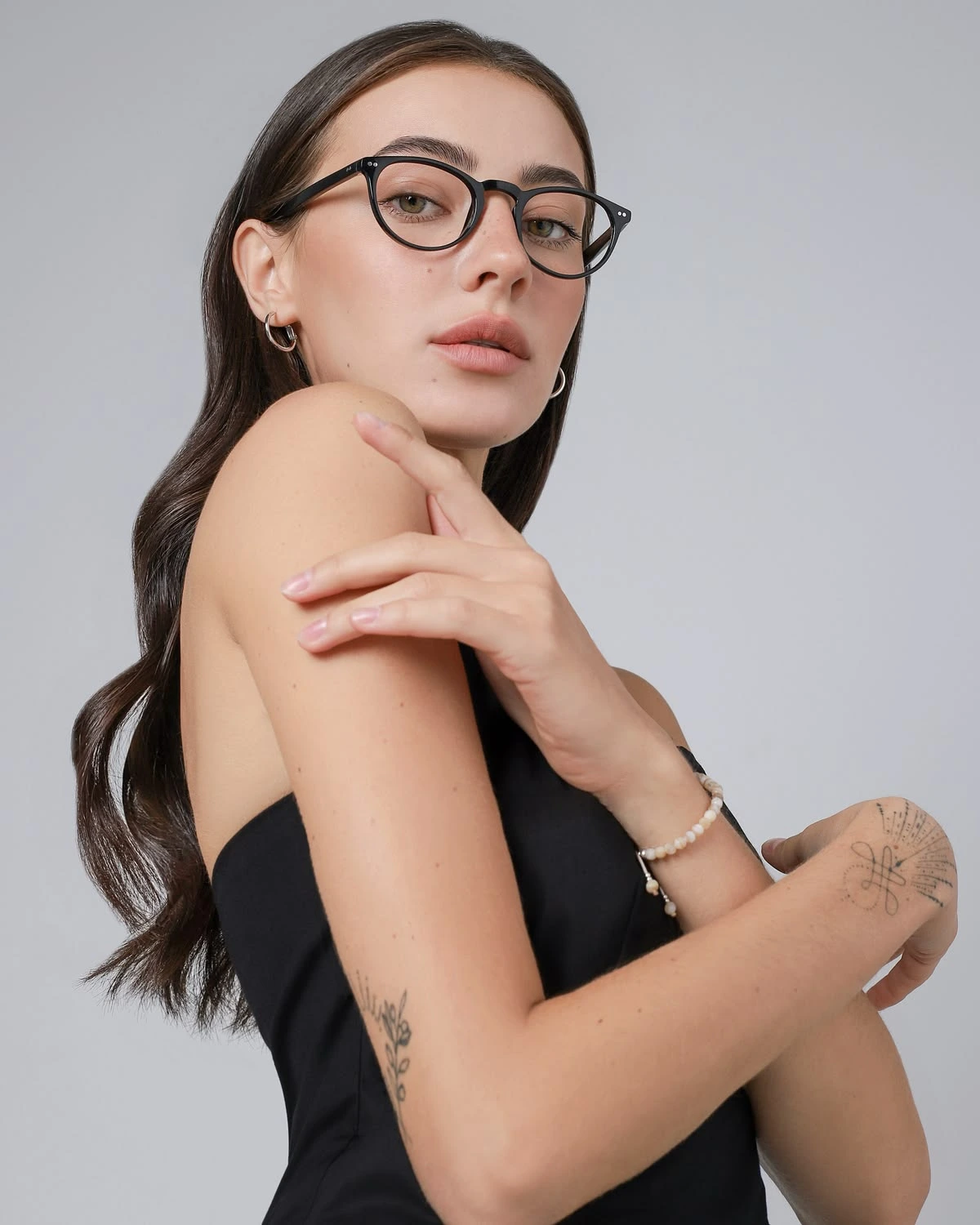 Mulher usando óculos de grau com armação preta