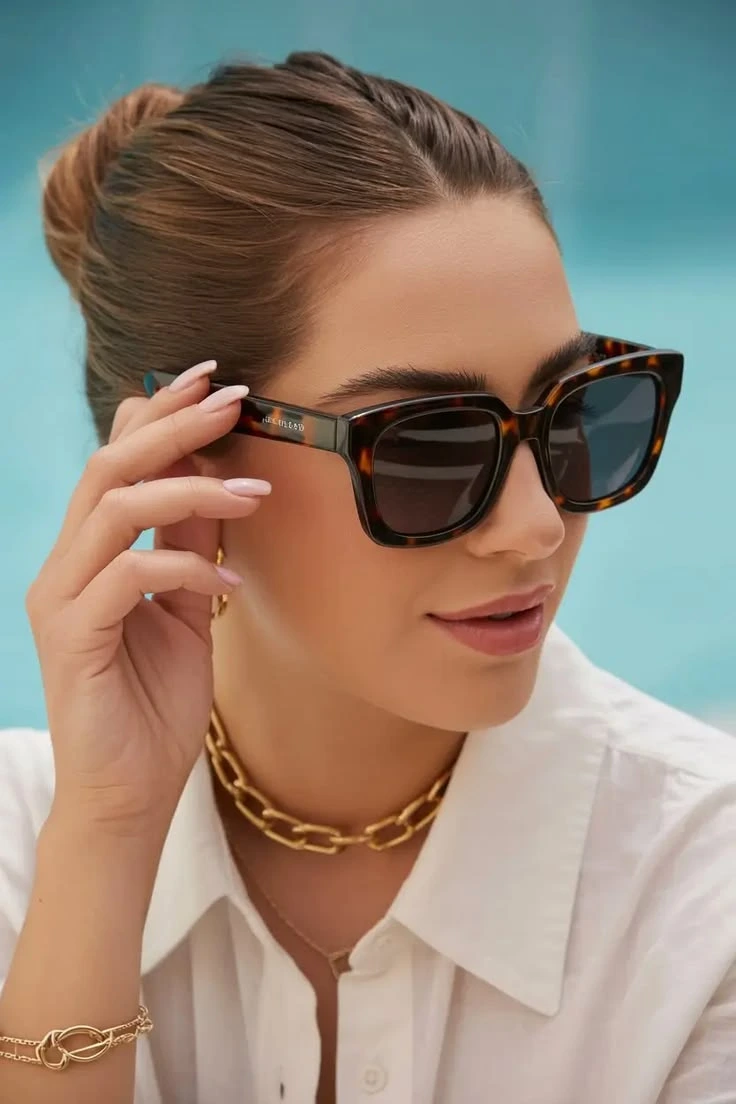 Mulher usando óculos de sol com armação tartaruga